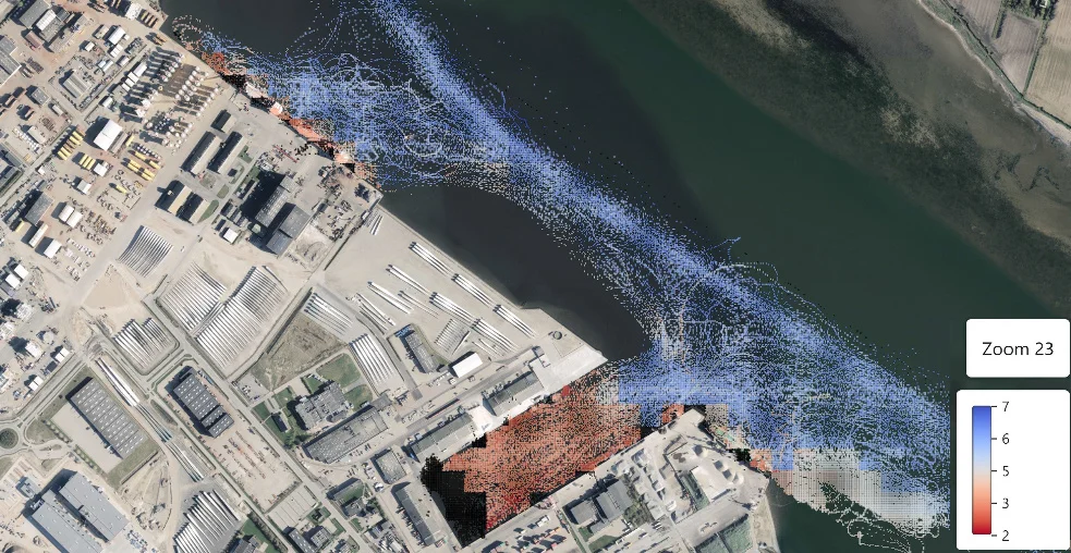 Grade quad do Seagull no nível de zoom 23 sobre a bacia de um porto em imagem aérea, com cores por folga abaixo da quilha, berços rasos em vermelho e o canal mais profundo em azul