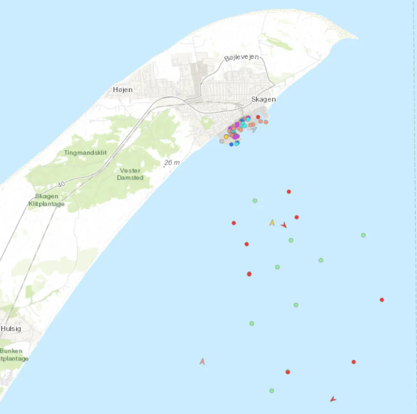 Camada de posições das embarcações do Seagull ao largo de Skagen, na Dinamarca: círculos para embarcações paradas e setas para as que estão em movimento, com cores por tipo de embarcação